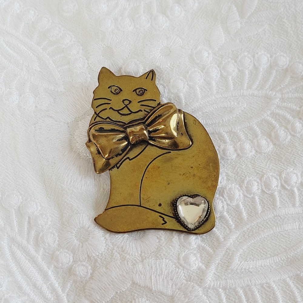 Vtg Brass Cat Brooch Bow Cat Heart USA Animal Whimsical Cottagecore Retro 21742